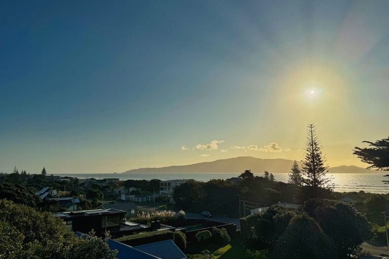 Photo of property in 4 Rangihiroa Street, Waikanae Beach, Waikanae, 5036