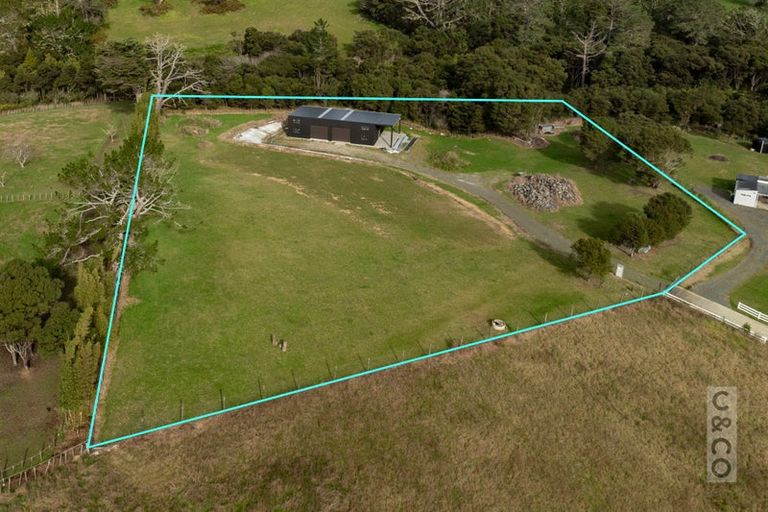 Photo of property in 22 Houkura Place, Taupaki, Henderson, 0782