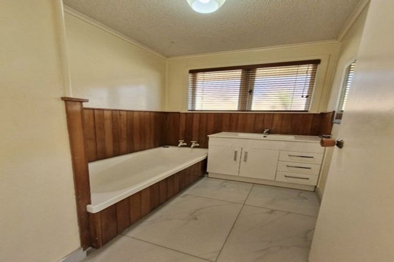 Photo of property in 26 Coniston Avenue, Te Atatu South, Auckland, 0610
