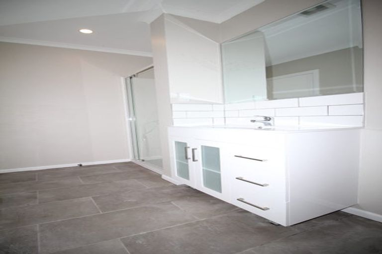 Photo of property in 52 Newlands Road, Newlands, Wellington, 6037