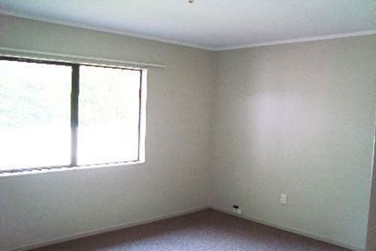 Photo of property in 2/24 Lambrown Drive, Totara Vale, Auckland, 0629