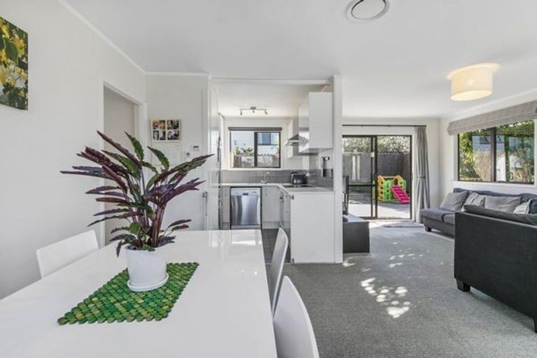 Photo of property in 15 Chislehurst Street, Henderson, Auckland, 0612