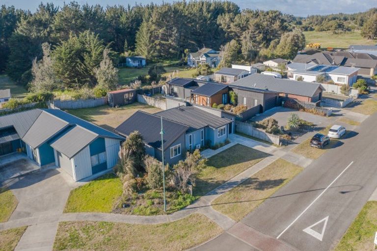 Photo of property in 14 Sandown Avenue, Himatangi Beach, Foxton, 4891