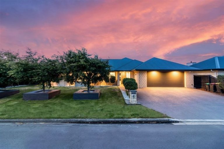 Photo of property in 6 Woodhaven Place, Parklands, Christchurch, 8083