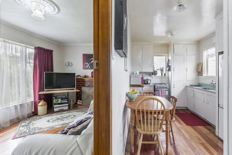 Photo of property in 6 Aotea Road, Glen Eden, Auckland, 0602