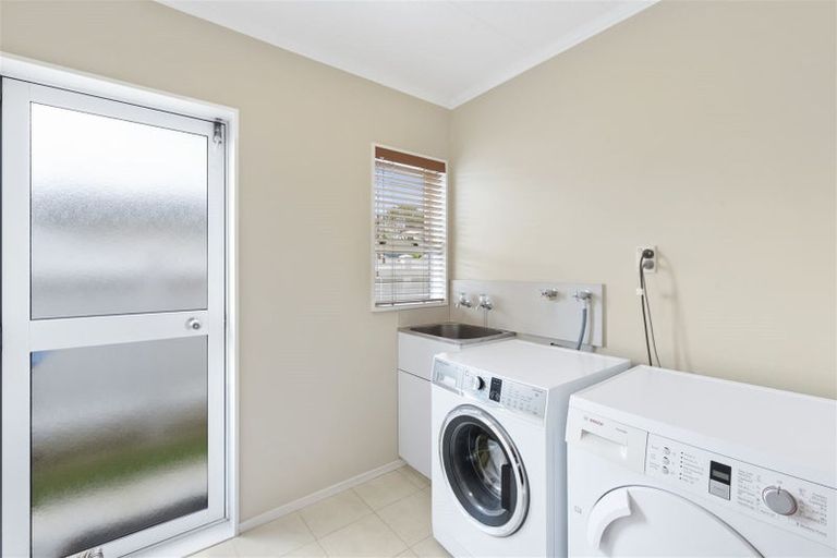 Photo of property in 2 Aitchison Place, Levin, 5510