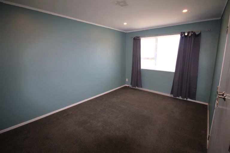 Photo of property in 14b Bayswater Place, Newlands, Wellington, 6037