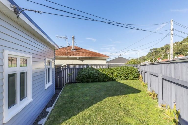 Photo of property in 203 Sutherland Road, Lyall Bay, Wellington, 6022