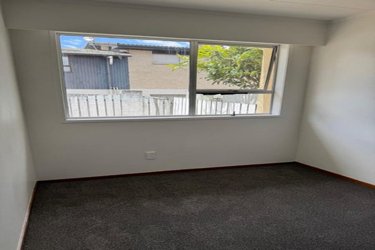 Photo of property in 2/14 Ballater Place, Highland Park, Auckland, 2010