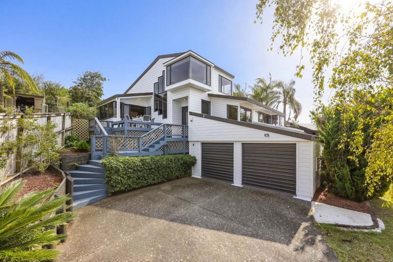 Photo of property in 16 Oakpark Place, West Harbour, Auckland, 0618
