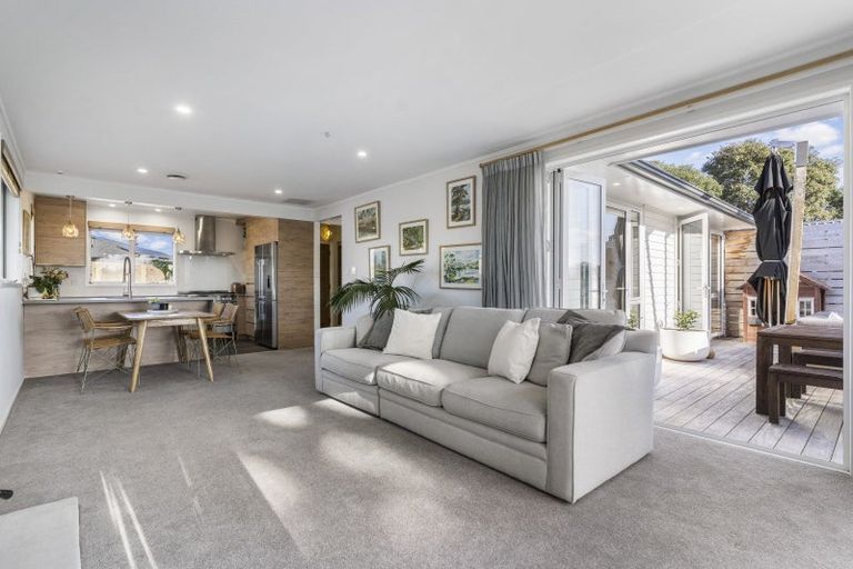 Photo of property in 58 Cobham Crescent, Kelston, Auckland, 0602