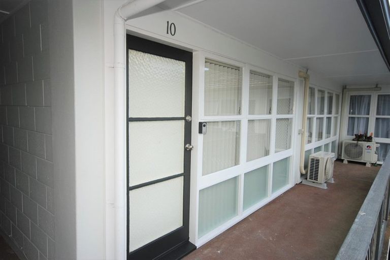 Photo of property in 10/11 Tawera Road, Greenlane, Auckland, 1051