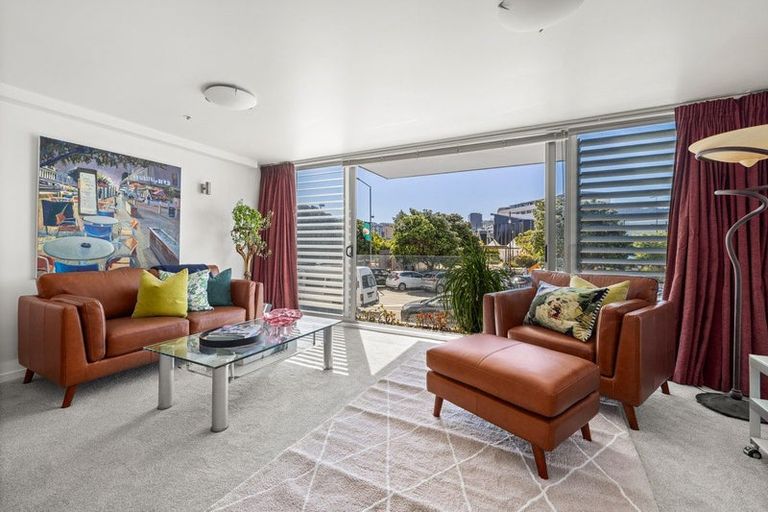 Photo of property in 10/74 Oriental Parade, Oriental Bay, Wellington, 6011