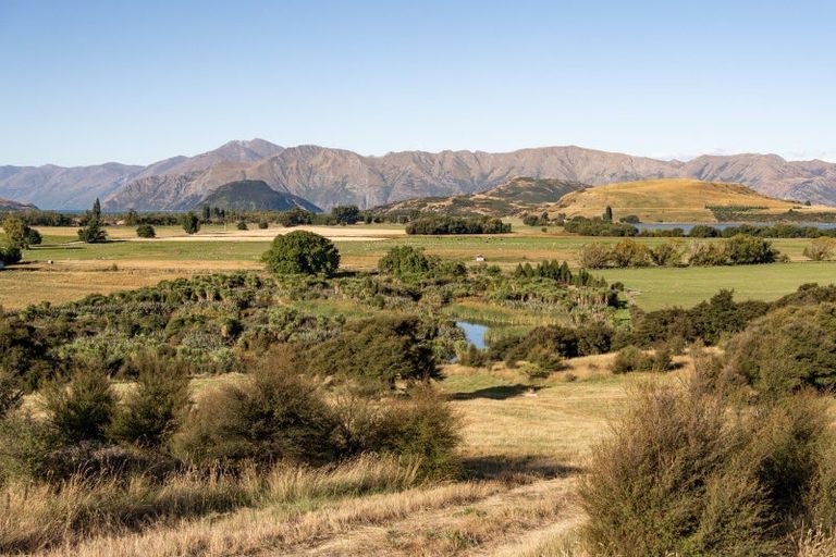 Photo of property in 16 Emerald Bluffs Lane, Glendhu Bay, Wanaka, 9382