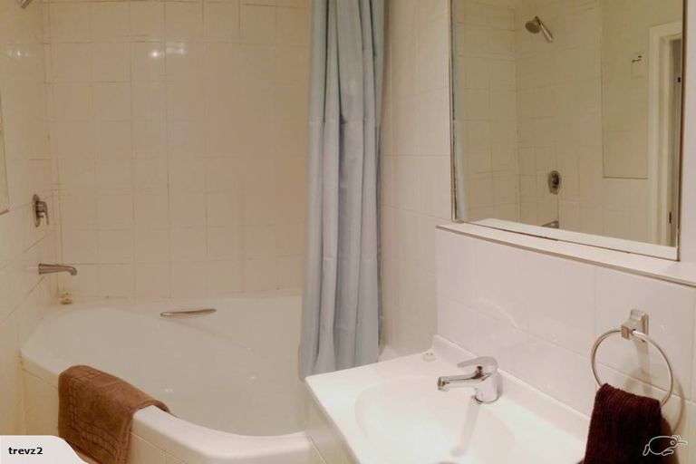 Photo of property in Devonport Apartments, 23/127 Saint Aubyn Street, New Plymouth, 4310