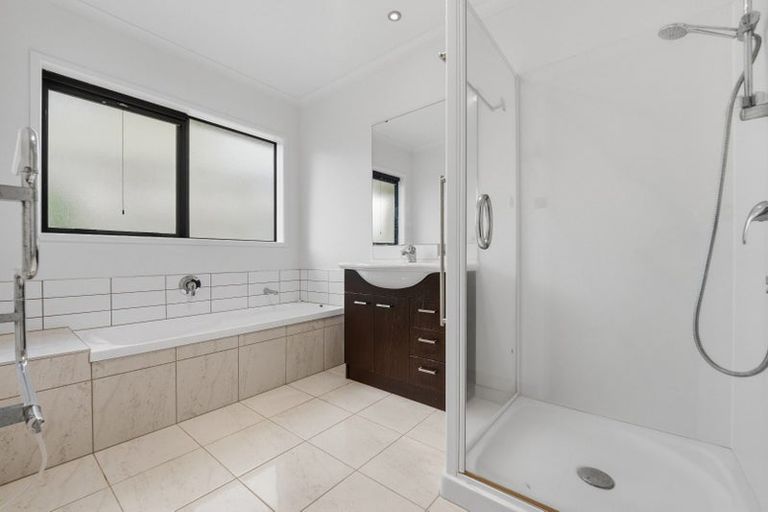 Photo of property in 2 Spring Valley Place, Oteha, Auckland, 0632