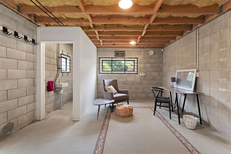 Photo of property in 72 Lake Panorama Drive, Henderson Valley, Auckland, 0612