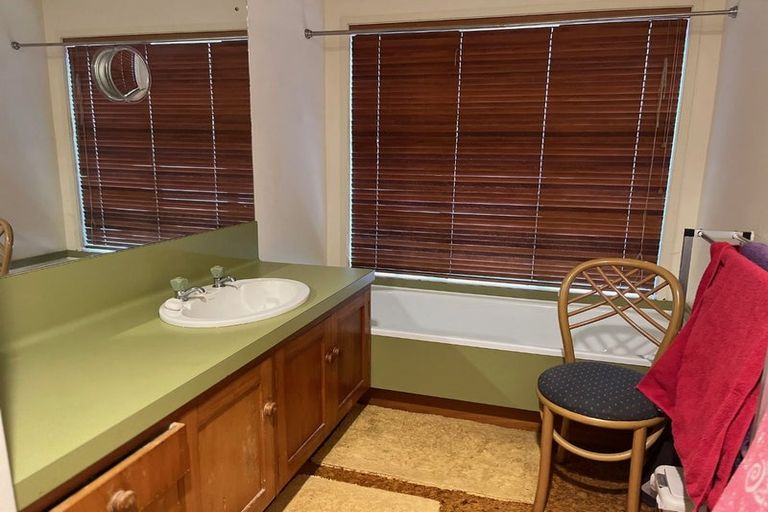 Photo of property in 2/4 Lyons Avenue, Murrays Bay, Auckland, 0630