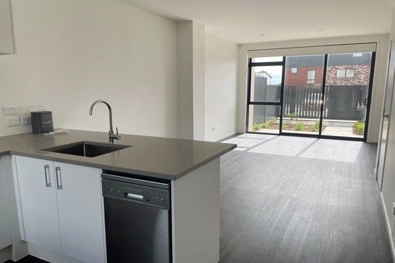 Photo of property in 27 Kotuitui Street, Manukau, Auckland, 2104