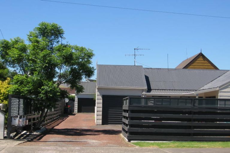 Photo of property in 2/8 Shakespeare Road, Milford, Auckland, 0620