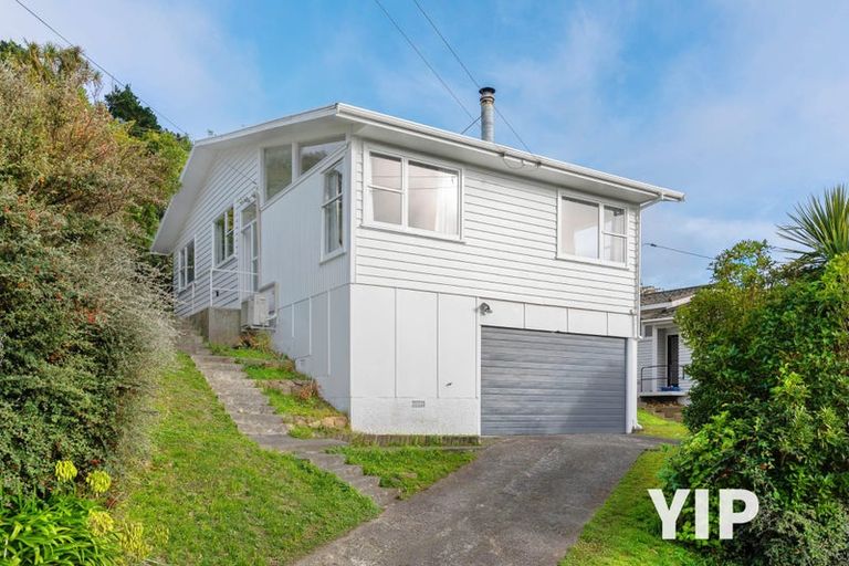 Photo of property in 9 Alwyn Place, Newlands, Wellington, 6037