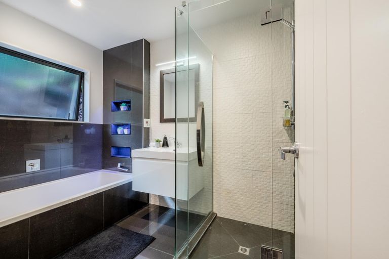 Photo of property in 410a Scenic Drive, Waiatarua, Auckland, 0612