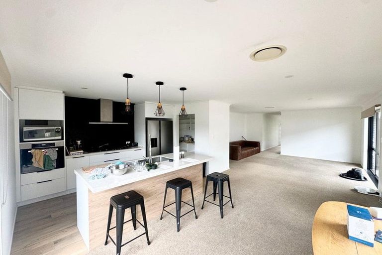 Photo of property in 65 Nobilo Road, Kumeu, 0810