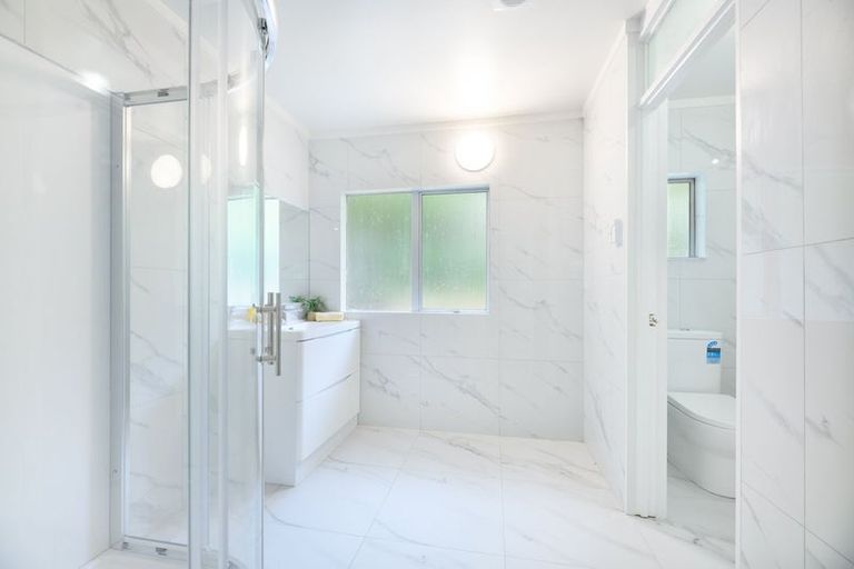 Photo of property in 2/15 Dunraven Place, Torbay, Auckland, 0630