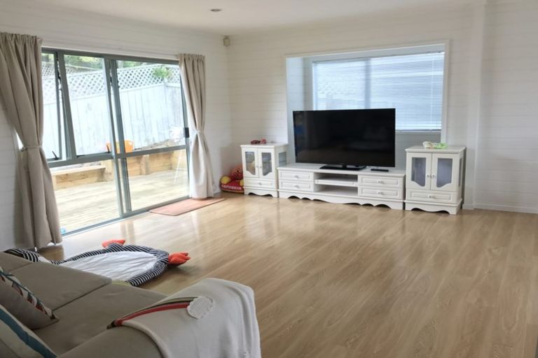 Photo of property in 1/4 Mossop Rise, Glenfield, Auckland, 0629