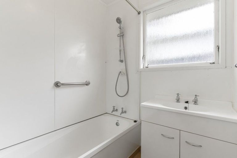 Photo of property in 51 Easton Park Parade, Glenfield, Auckland, 0629