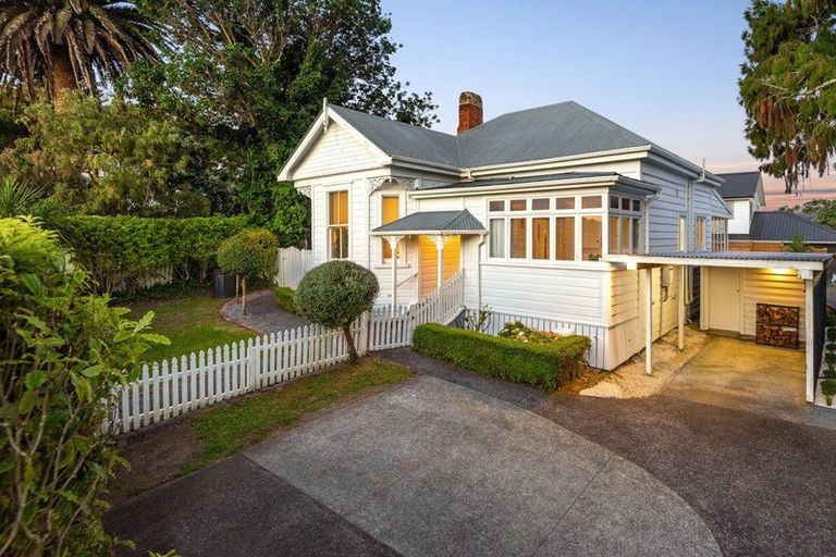 Photo of property in 1/157 Glenfield Road, Hillcrest, Auckland, 0626