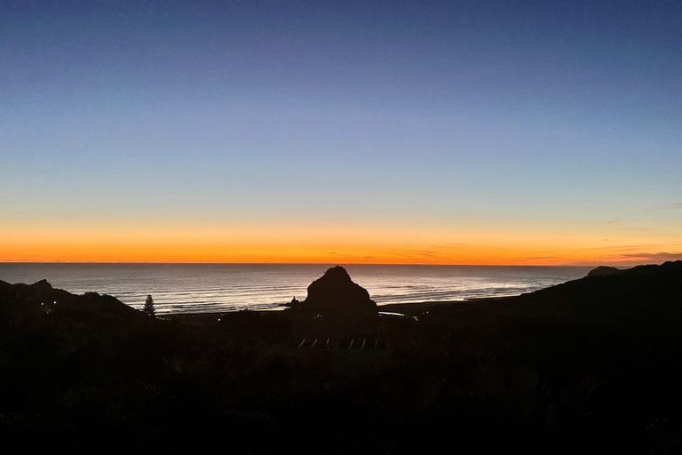 Photo of property in 15 Piha Road, Piha, New Lynn, 0772