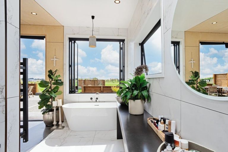 Photo of property in 68 Sunrise Drive, Seaward Bush, Invercargill, 9812