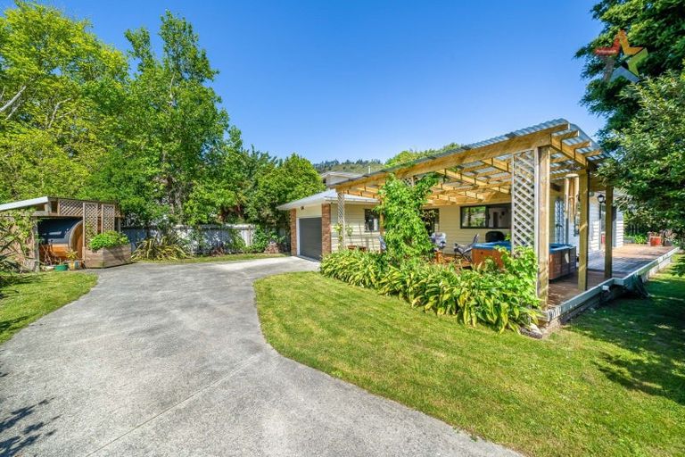 Photo of property in 1a Peel Place, Wainuiomata, Lower Hutt, 5014