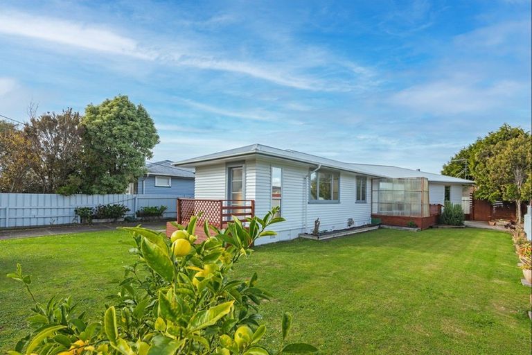 Photo of property in 37 Peters Avenue, Cloverlea, Palmerston North, 4412