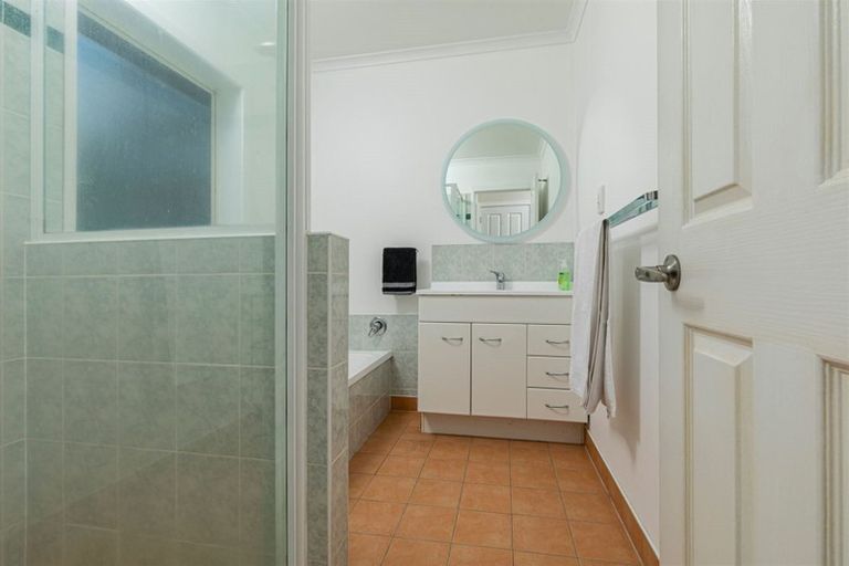 Photo of property in 22 View Ridge Drive, Ranui, Auckland, 0612