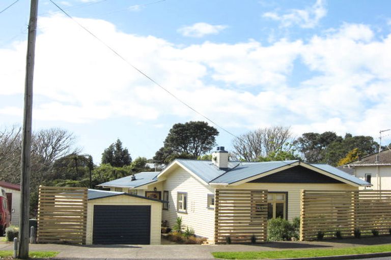 Photo of property in 51 Waiwaka Terrace, Strandon, New Plymouth, 4312