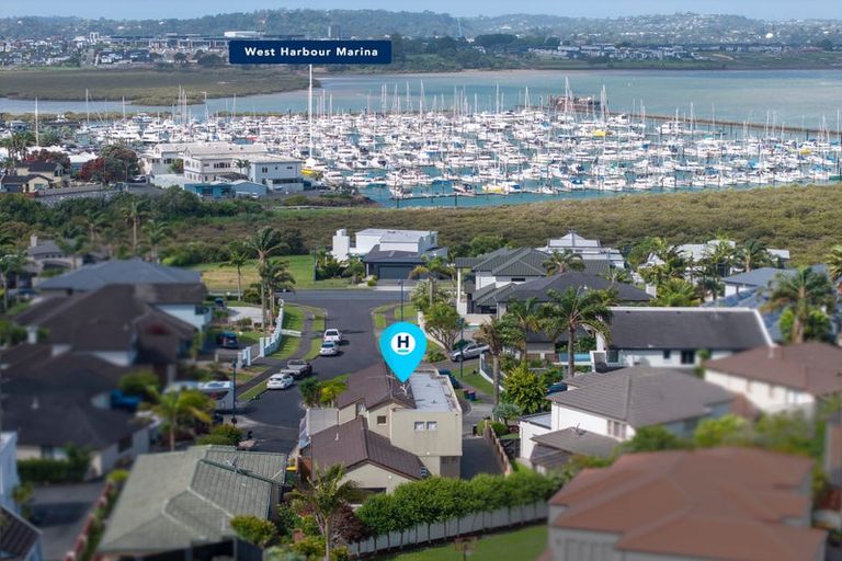 Photo of property in 10 Lupetti Rise, West Harbour, Auckland, 0618