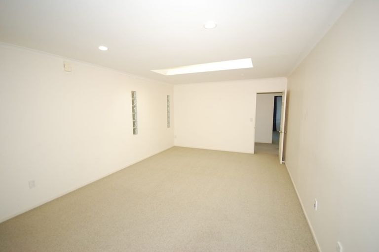 Photo of property in 2/16 Roberts Road, Glenfield, Auckland, 0629
