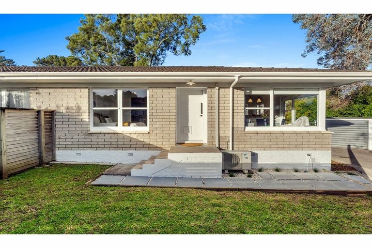 Photo of property in 2/13 Jonathan Place, Sunnynook, Auckland, 0620