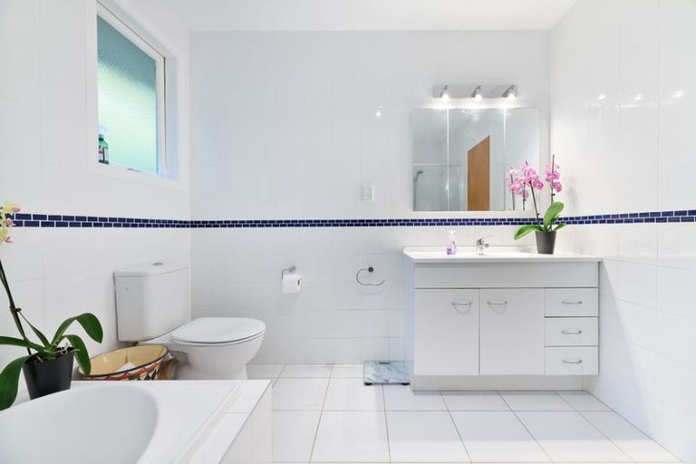 Photo of property in 14 Edgewood Way, Henderson, Auckland, 0612