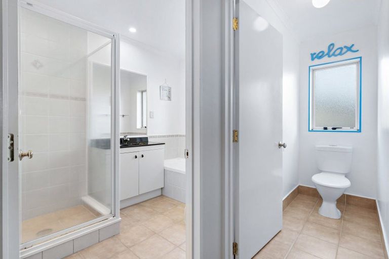 Photo of property in 6 Harobed Place, Weymouth, Auckland, 2103