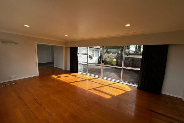 Photo of property in 120 Ennis Avenue, Pakuranga Heights, Auckland, 2010