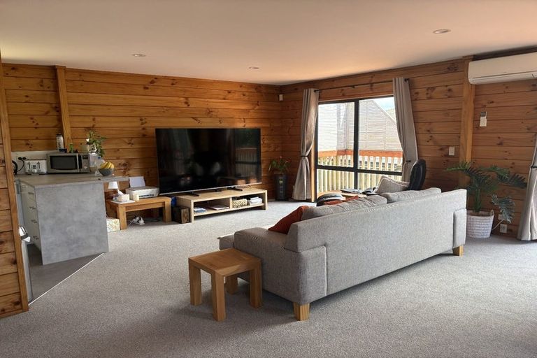 Photo of property in 2/818 East Coast Road, Oteha, Auckland, 0630