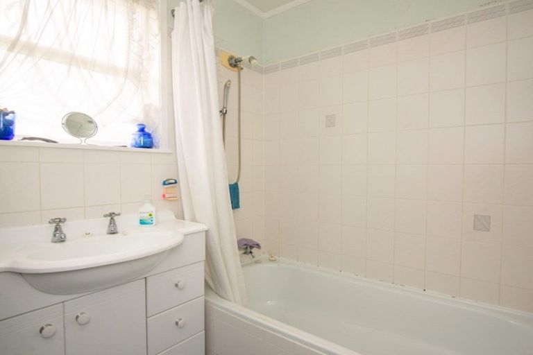 Photo of property in 3 Denyer Place, New Lynn, Auckland, 0600