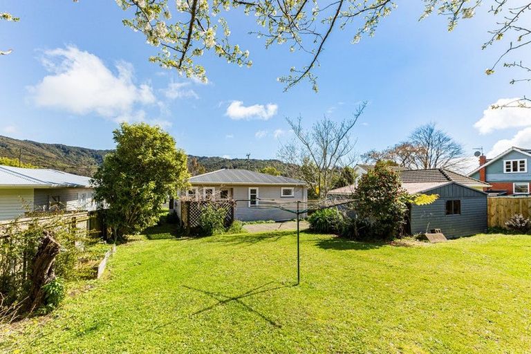 Photo of property in 21 Peel Place, Wainuiomata, Lower Hutt, 5014