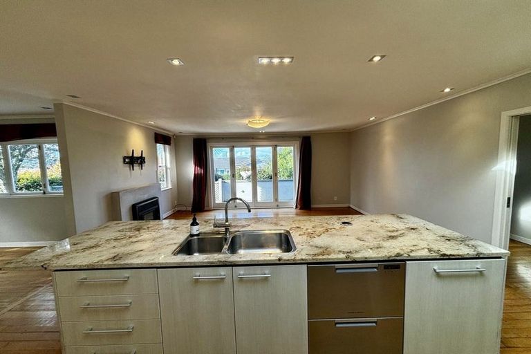 Photo of property in 28a Old Lake Road, Narrow Neck, Auckland, 0624