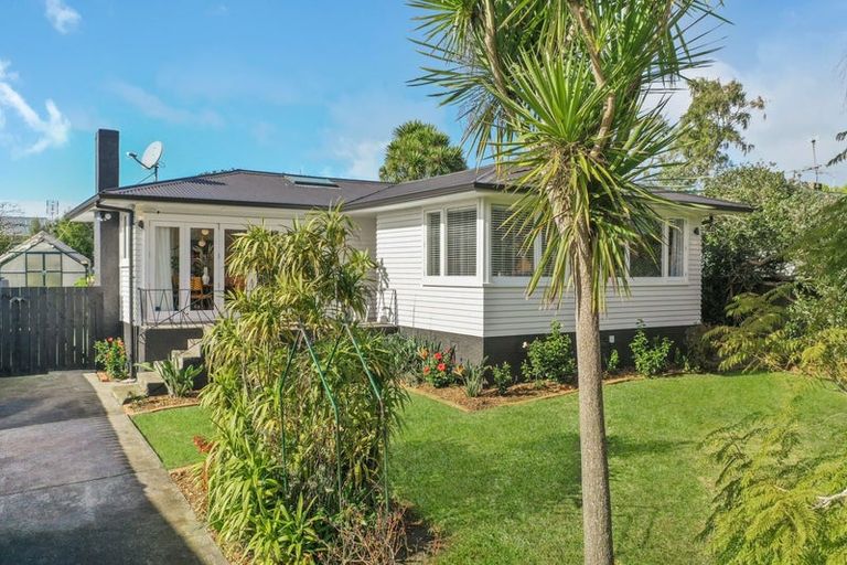 Photo of property in 25 Trojan Crescent, New Lynn, Auckland, 0600