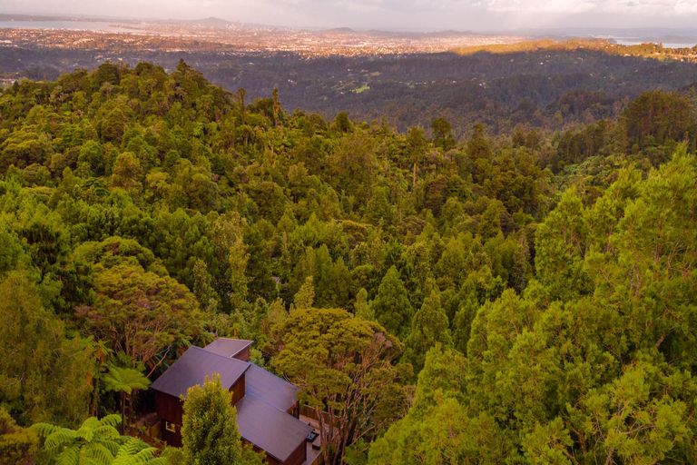 Photo of property in 410a Scenic Drive, Waiatarua, Auckland, 0612