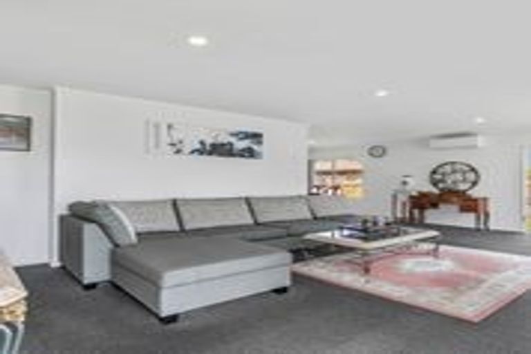 Photo of property in 16 Heathridge Place, Burswood, Auckland, 2013